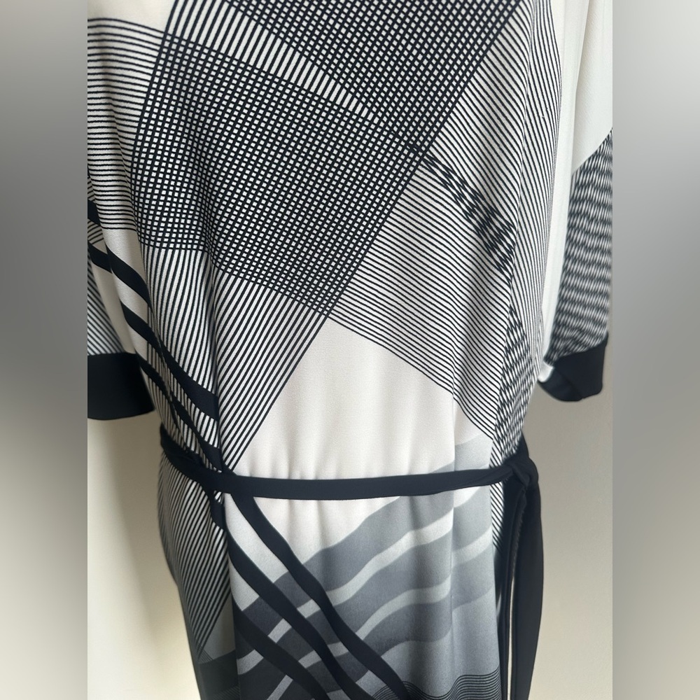Chico’s Black/White Short-Sleeve Dress- Size 1 - Picture 2 of 9